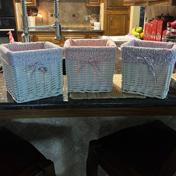 Three white baskets with liners - Picture 1 of 7